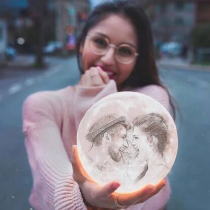 Your Moment - מנורת ירח עם חריטת תמונה מתנה מרגשת וייחודית שכבשה את ישראל - Image 2