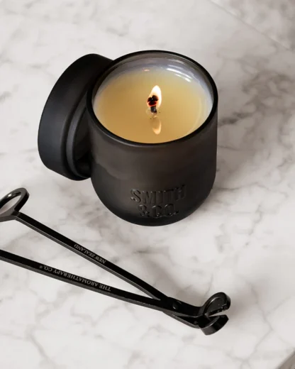 נר Smith & Co. - Tabac & Cedarwood - Image 3